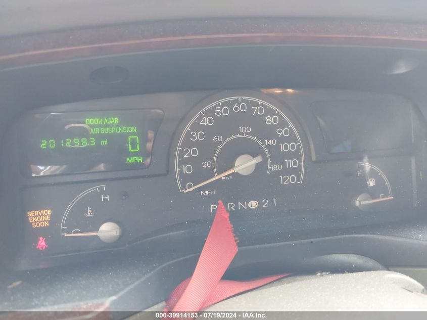 2003 Lincoln Town Car Signature VIN: 1LNHM82W83Y608213 Lot: 39914153