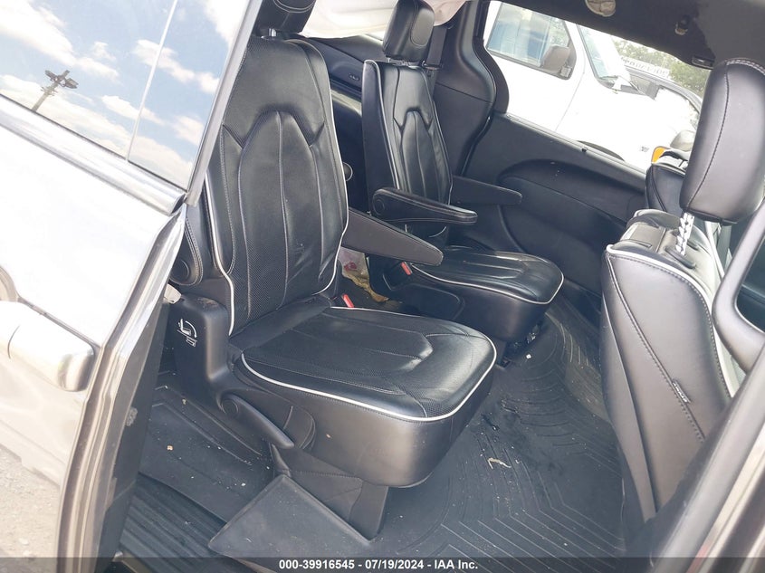 VIN 2C4RC1GG4JR310960 2018 CHRYSLER PACIFICA LIMITED