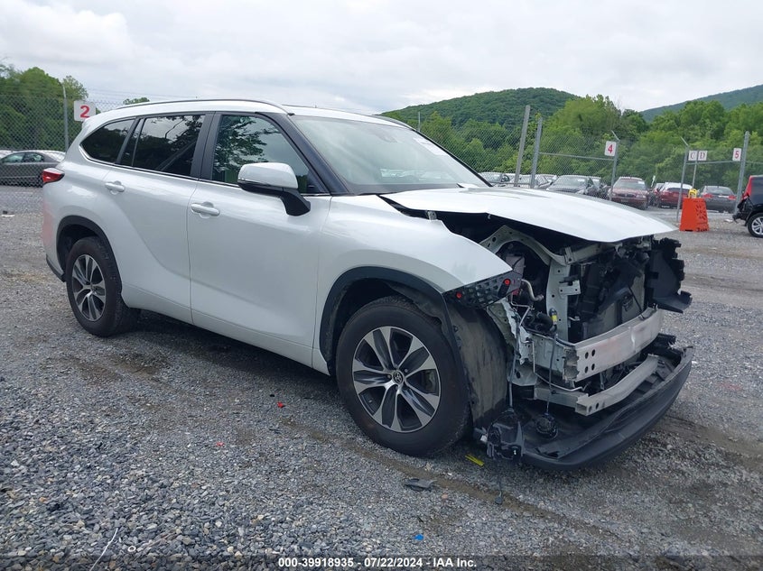TOYOTA HIGHLANDER XLE 2023