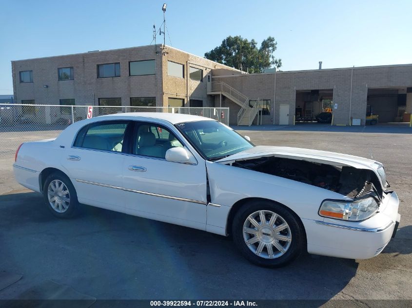 2010 Lincoln Town Car Signature Limited VIN: 2LNBL8CV1AX751757 Lot: 39922594