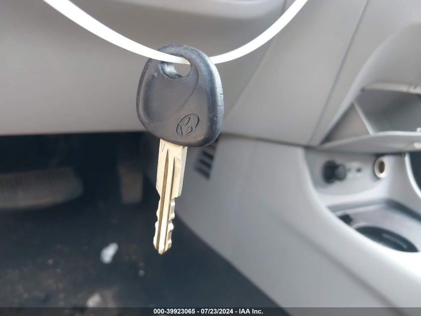 2010 Hyundai Accent Gs VIN: KMHCM3AC4AU160738 Lot: 39923065