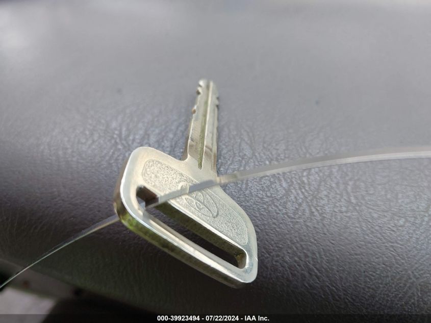 2000 Toyota Tacoma VIN: 4TAWM72N2YZ585893 Lot: 39923494