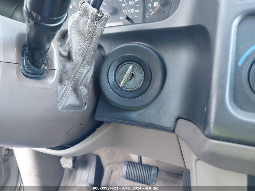 1998 Toyota Sienna Le/Xle VIN: 4T3ZF13C5WU000713 Lot: 39924523