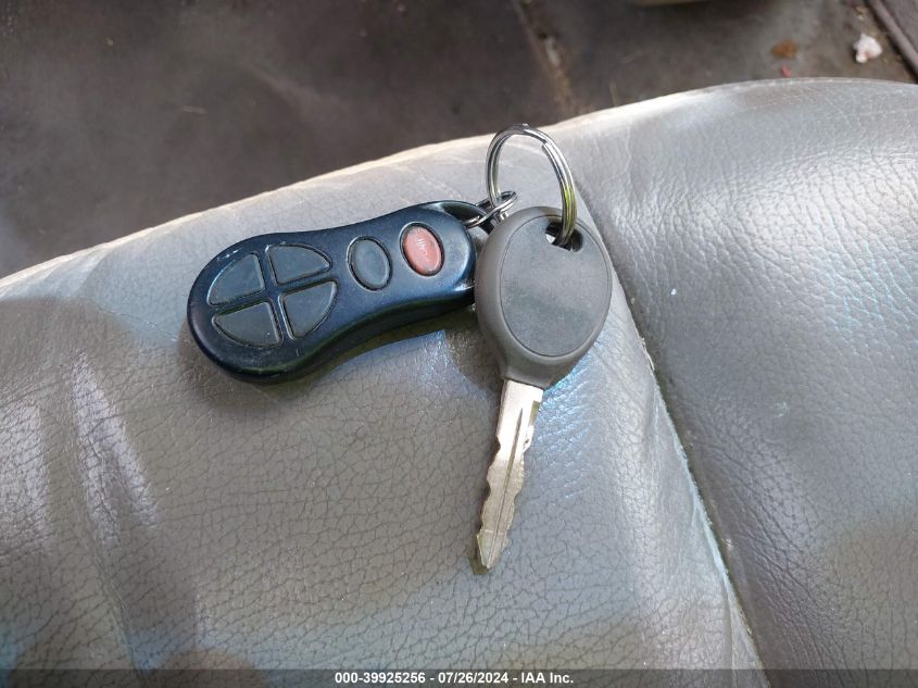 2002 Chrysler Town & Country Limited VIN: 2C8GP64L12R617240 Lot: 39925256