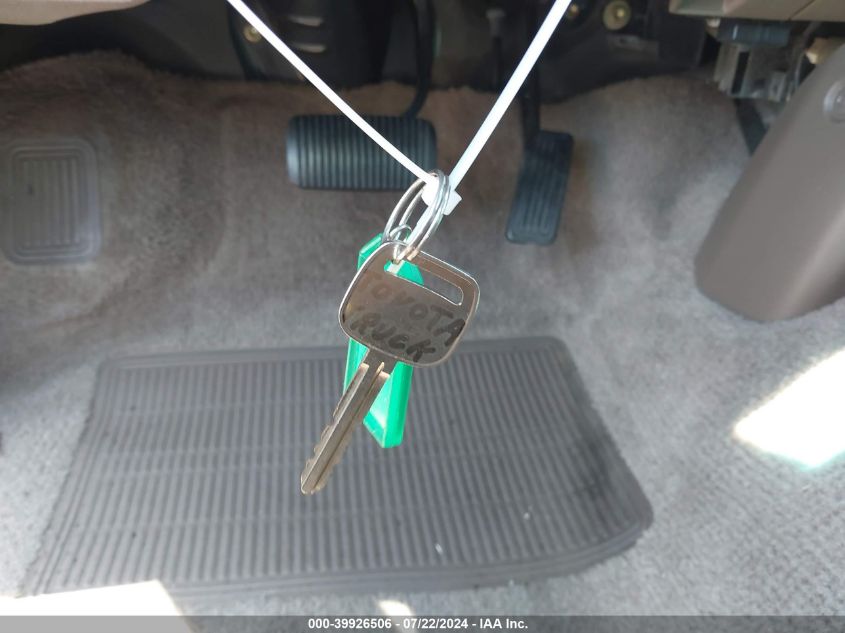 2000 Toyota Tacoma Base V6 VIN: 5TEWN72N2YZ712745 Lot: 39926506