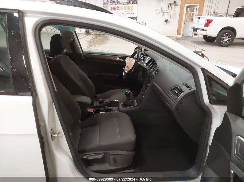 2018 VOLKSWAGEN GOLF SPORTWAGEN TSI S - 3VW717AU7JM755275