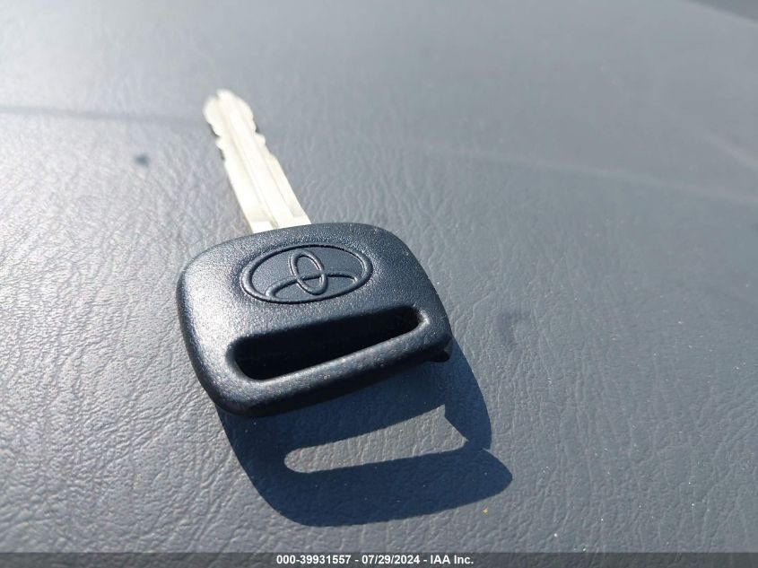 2001 Toyota Sienna Le/Xle VIN: 4T3ZF13C01U402695 Lot: 39931557