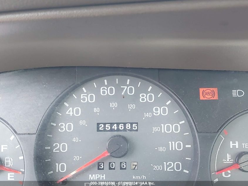 2002 Mercury Grand Marquis Gs VIN: 2MEFM74WX2X656313 Lot: 39933590