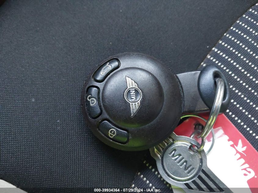 2010 Mini Cooper VIN: WMWMR3C5XATU97197 Lot: 39934364