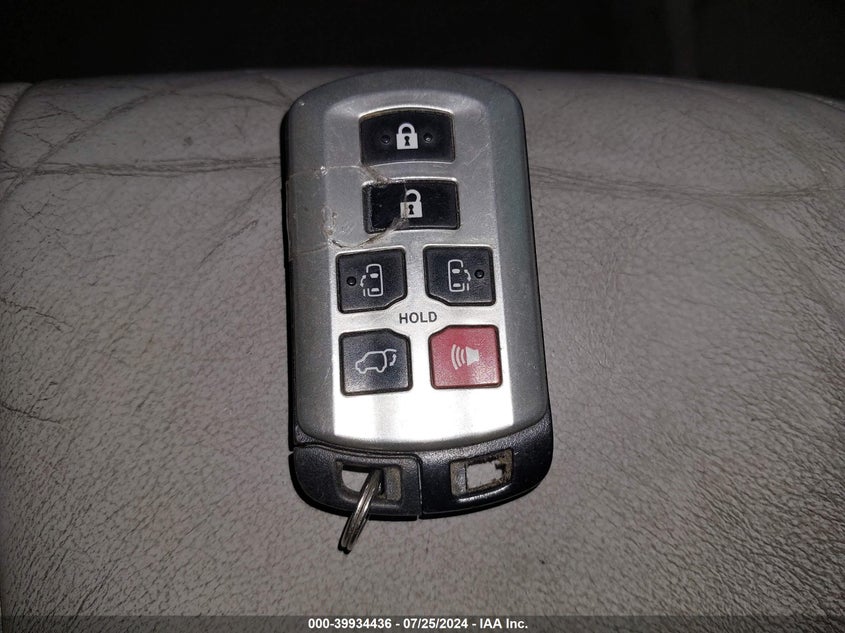 2011 Toyota Sienna Xle V6 VIN: 5TDYK3DCXBS107785 Lot: 39934436