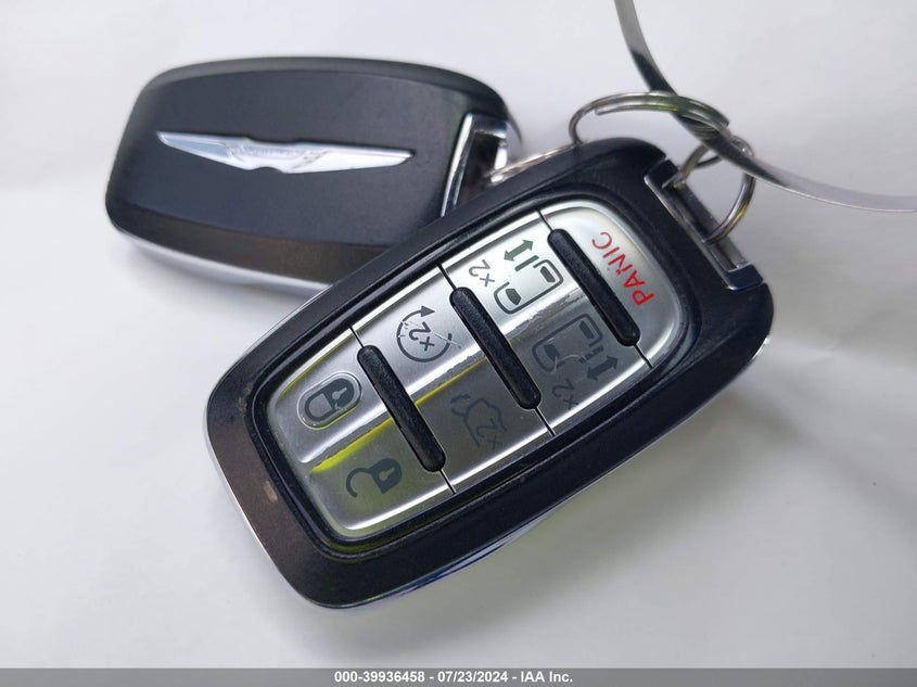 2017 CHRYSLER PACIFICA LIMITED - 2C4RC1GGXHR553683