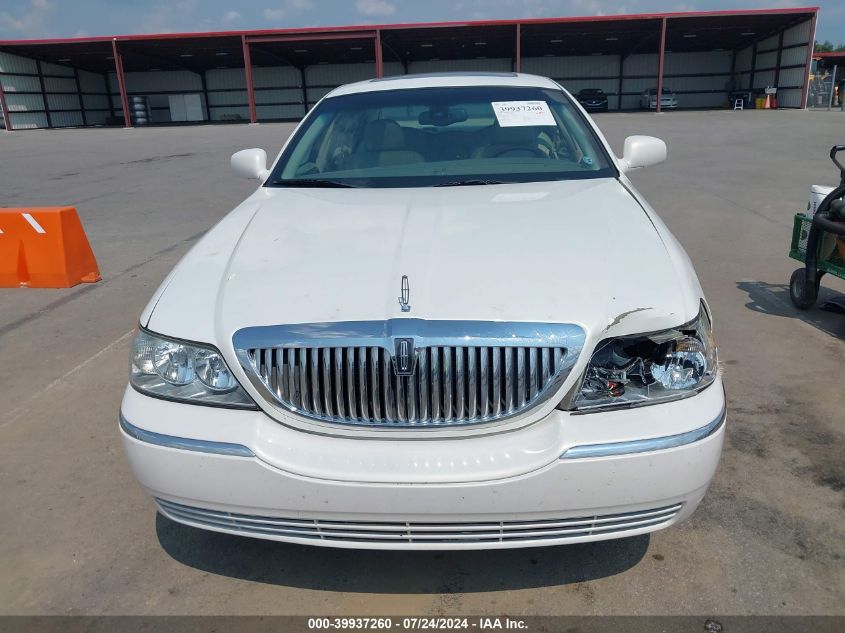 2003 Lincoln Town Car Signature VIN: 1LNHM82WX3Y637082 Lot: 39937260