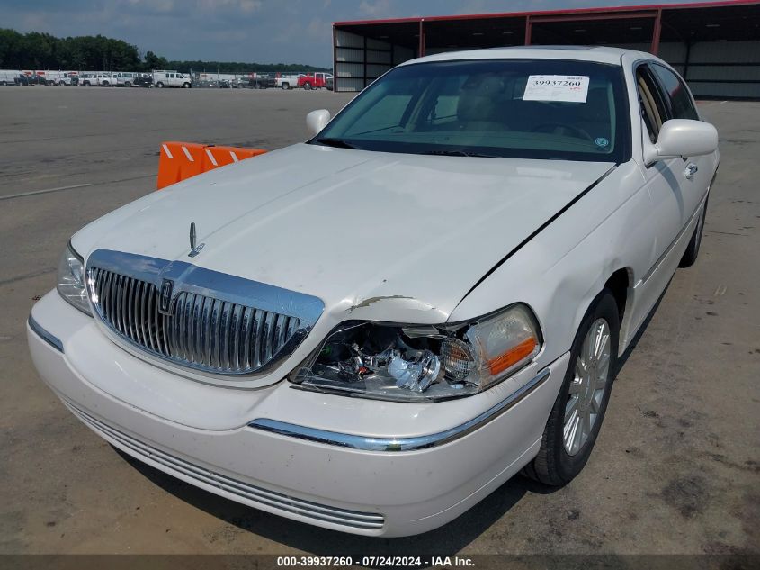 2003 Lincoln Town Car Signature VIN: 1LNHM82WX3Y637082 Lot: 39937260