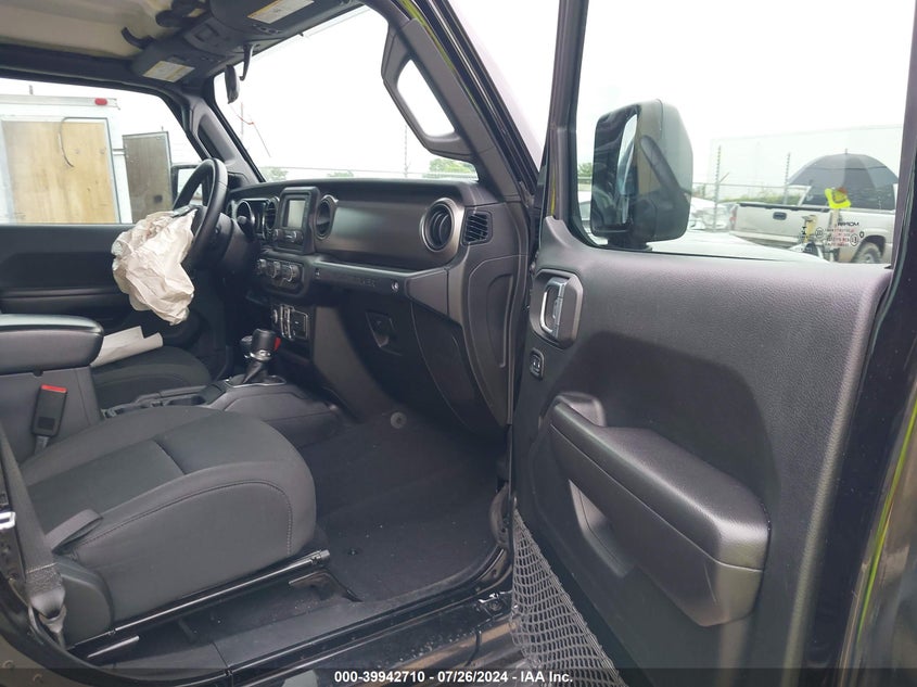 VIN 1C4HJXDG1JW136331 2018 JEEP WRANGLER UNLIMITED SPORT S 4X4