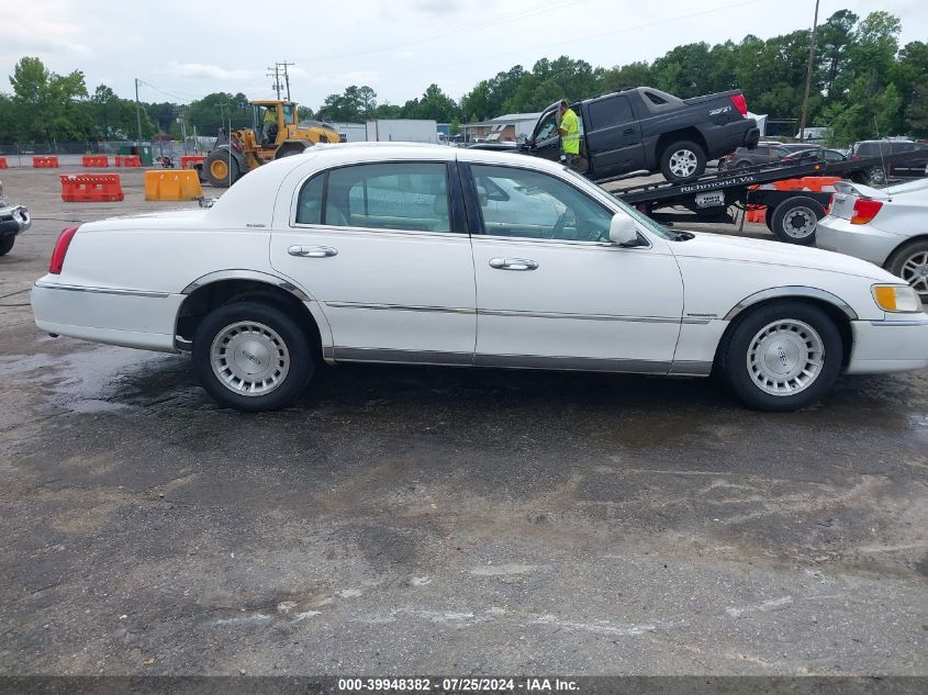 1999 Lincoln Town Car Executive VIN: 1LNHM81W4XY673437 Lot: 39948382