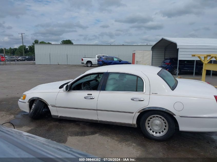 1999 Lincoln Town Car Executive VIN: 1LNHM81W4XY673437 Lot: 39948382