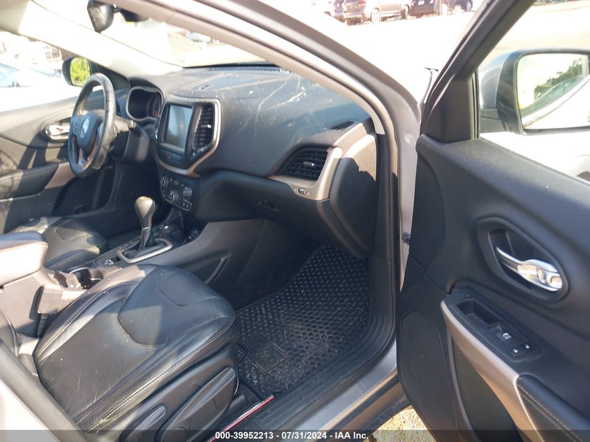 VIN 1C4PJMCS9HD213923 2017 JEEP CHEROKEE LATITUDE 4X4