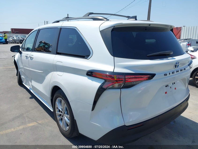 2022 TOYOTA SIENNA XLE - 5TDJRKEC2NS109816