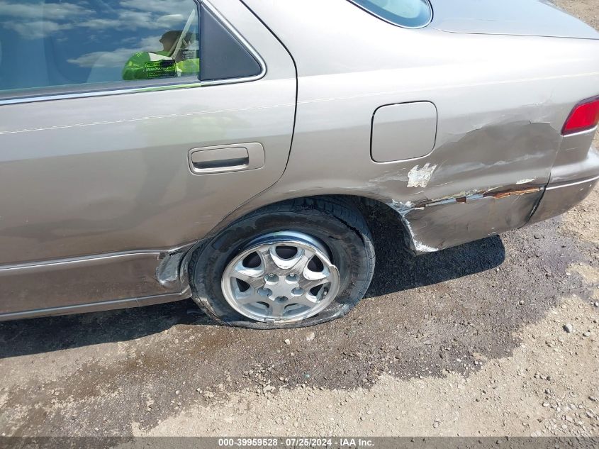 1999 Toyota Camry Le VIN: JT2BG22K5X0376825 Lot: 39959528