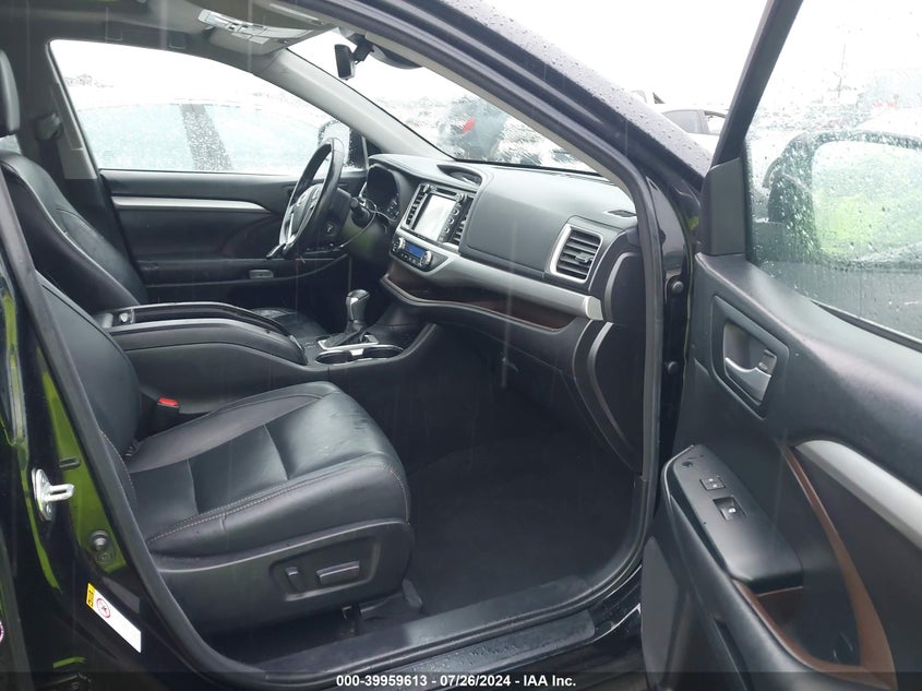 VIN 5TDKZRFH7HS208188 2017 TOYOTA HIGHLANDER XLE