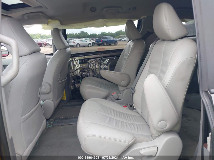 2013 Toyota Sienna Limited V6 7 Passenger/Xle V6 7 Passenger Auto Access Seat/Xle V6 8 Passenger VIN: 5TDYK3DC1DS358326 Lot: 39964308