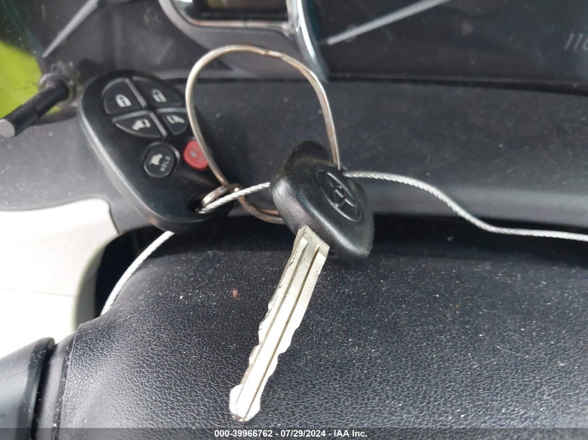 2013 Toyota Sienna Xle V6 8 Passenger VIN: 5TDYK3DC8DS325498 Lot: 39966762