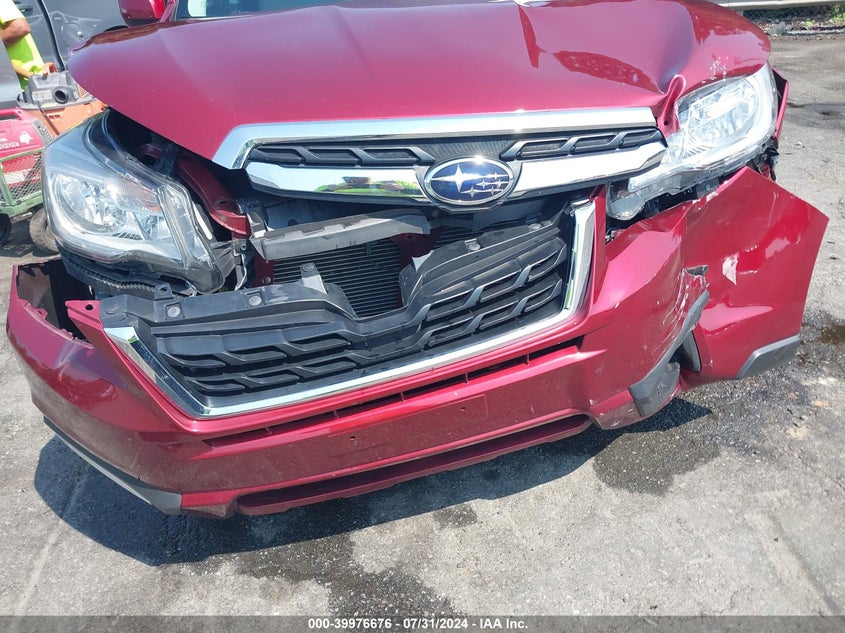 2018 Subaru Forester 2.5I Premium VIN: JF2SJAEC4JH525744 Lot: 39976676