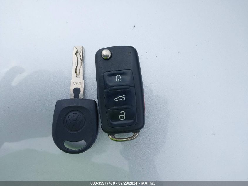 2010 Volkswagen Eos Komfort VIN: WVWAA7AH1AV015853 Lot: 39977470