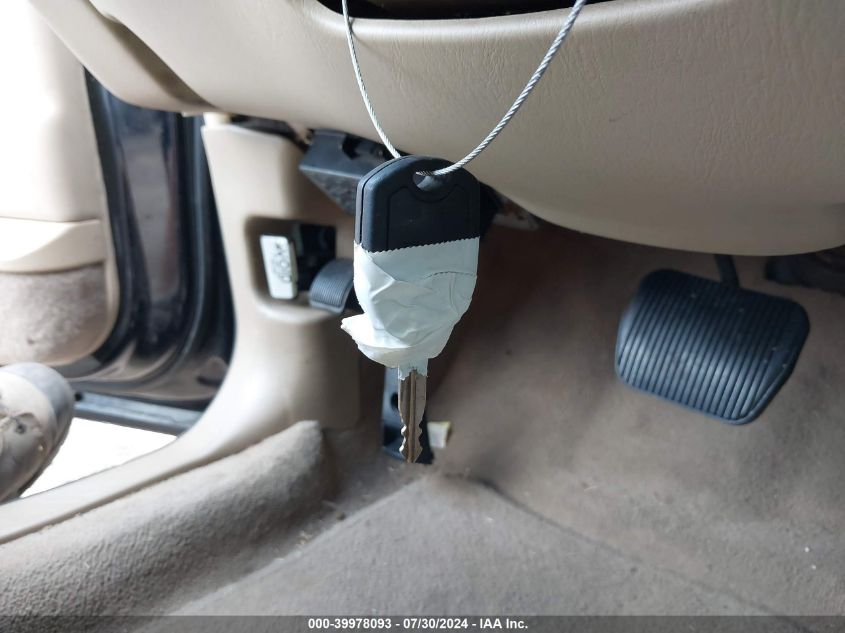 2011 Lincoln Town Car Signature Limited VIN: 2LNBL8CV1BX751727 Lot: 39978093