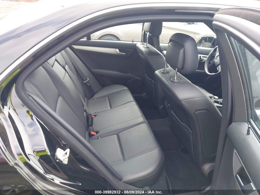 2014 Mercedes-Benz C 300 Luxury 4Matic/Sport 4Matic VIN: WDDGF8AB3ER305254 Lot: 39982932