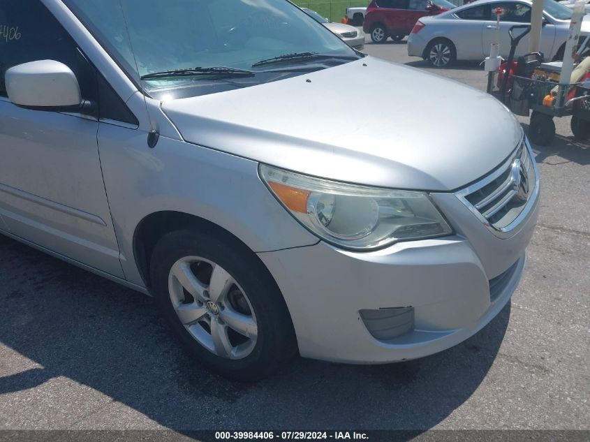 2V4RW3D15AR388379 2010 Volkswagen Routan Se