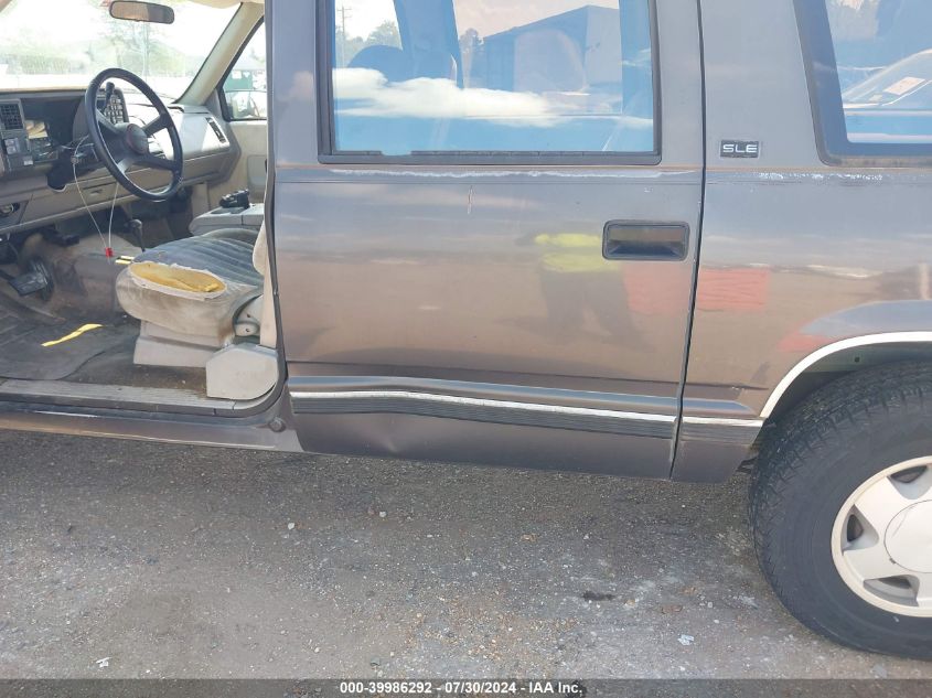 1992 GMC Suburban K1500 VIN: 1GKFK16K8NJ700860 Lot: 39986292