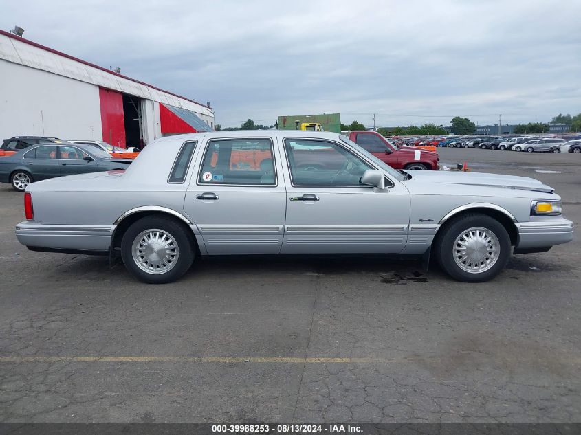 1997 Lincoln Town Car Signature VIN: 1LNLM82W7VY745432 Lot: 39988253