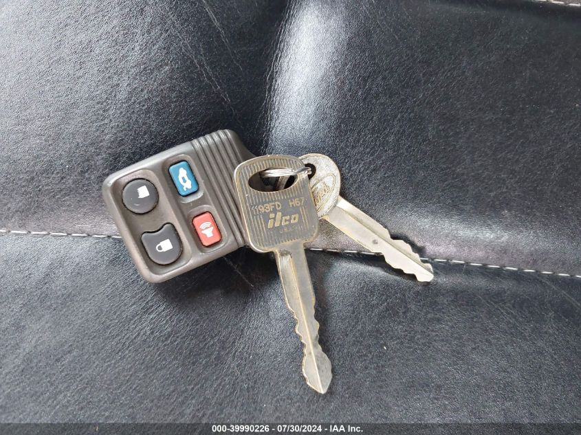 1995 Lincoln Town Car Executive VIN: 1LNLM81W9SY700070 Lot: 39990226