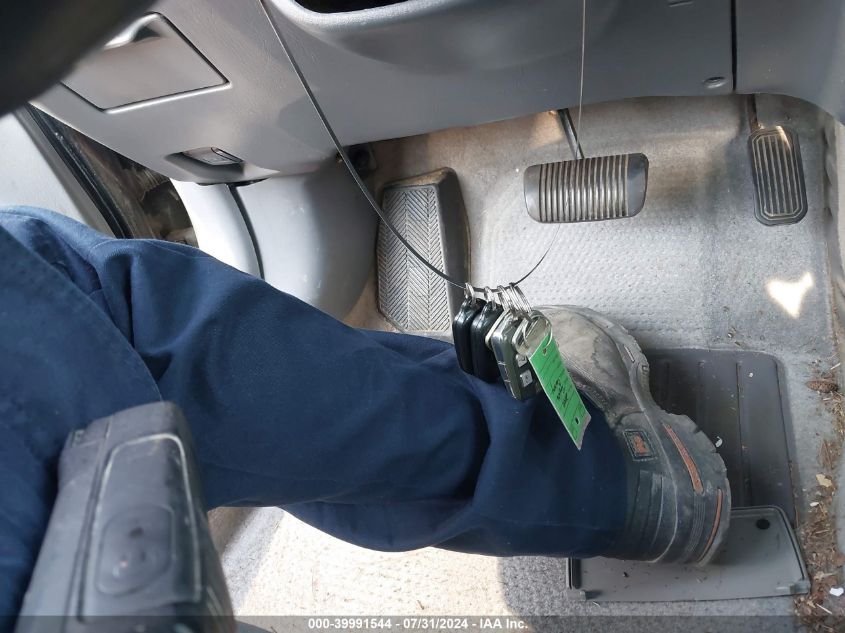 2000 Toyota Camry Le VIN: 4T1BG22K8YU979815 Lot: 39991544