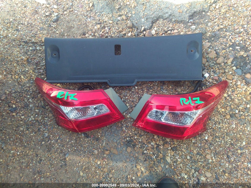 2017 Nissan Sentra Sr VIN: 3N1AB7AP9HY219675 Lot: 39992549