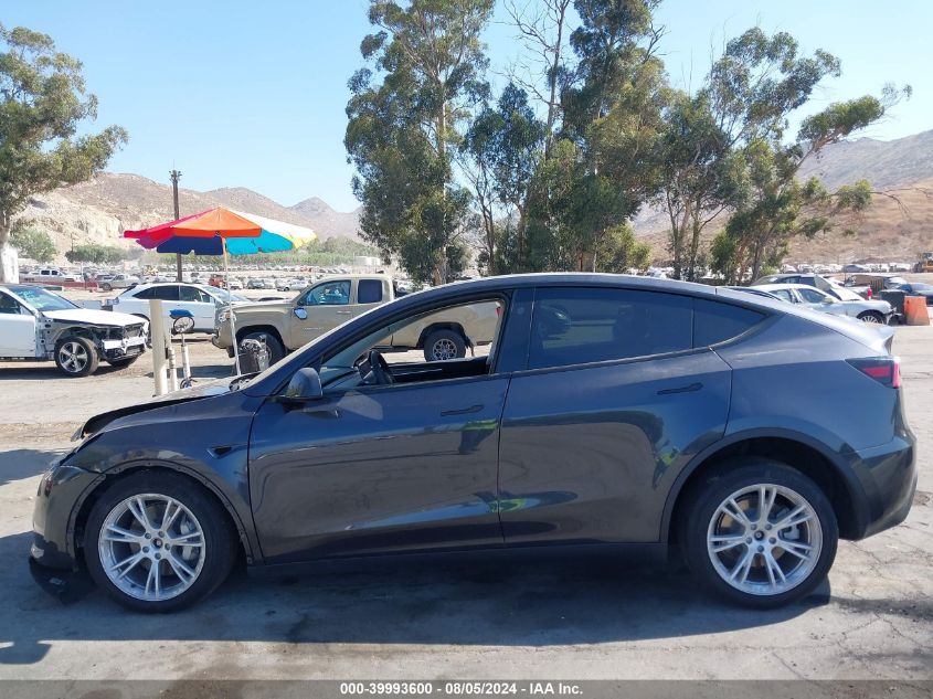 2024 Tesla Model Y Long Range Dual Motor All-Wheel Drive VIN: 7SAYGDEE3RF090790 Lot: 39993600