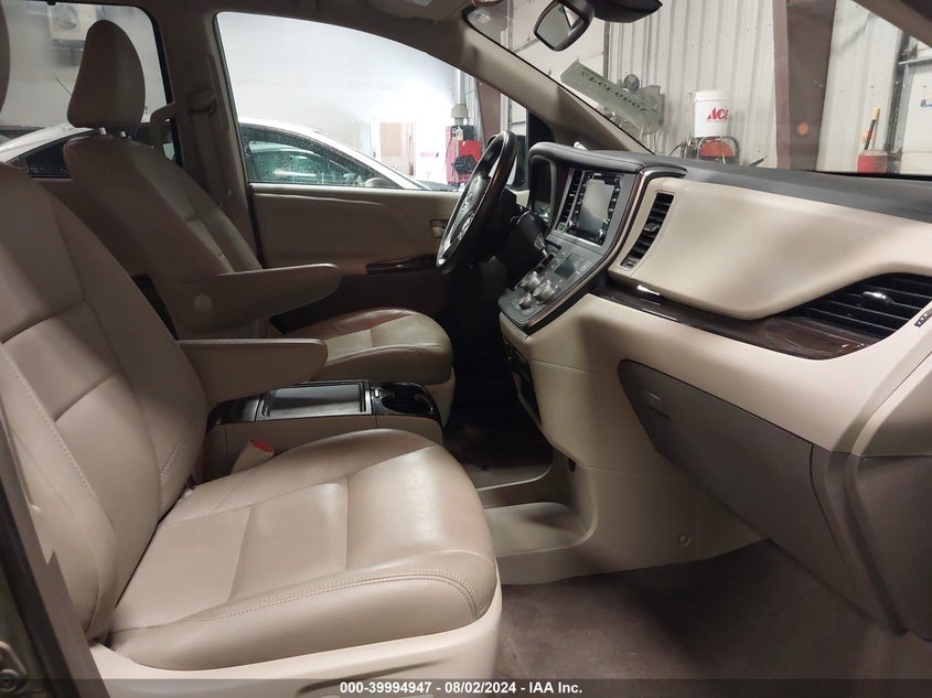 2019 TOYOTA SIENNA XLE - 5TDDZ3DC2KS219460
