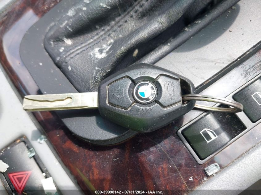 2005 BMW 325Xi VIN: WBAEU33425PR15017 Lot: 39998142