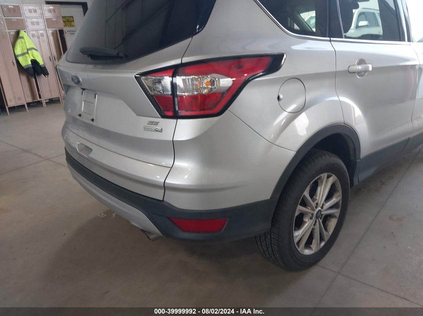 VIN 1FMCU9GD2JUC13021 2018 FORD ESCAPE SE