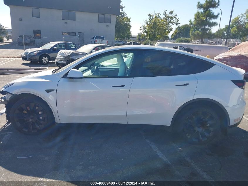 2022 Tesla Model Y Long Range Dual Motor All-Wheel Drive VIN: 7SAYGDEE1NF537465 Lot: 40009499