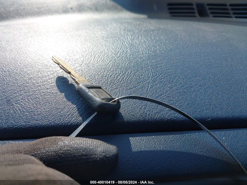 1996 Chevrolet Gmt-400 K1500 VIN: 2GCEK19R2T1163829 Lot: 40010419