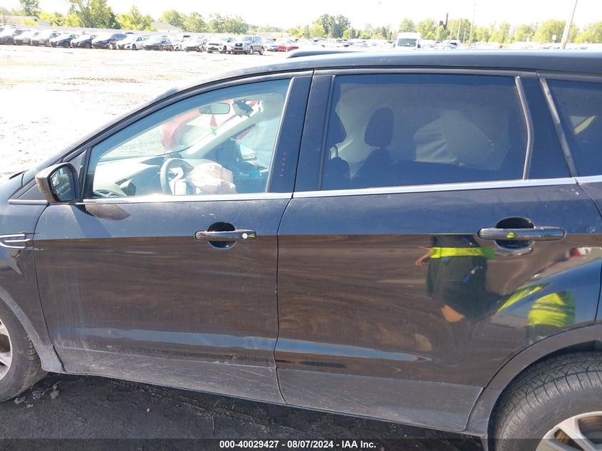 VIN 1FMCU9GD0HUC77858 2017 FORD ESCAPE SE