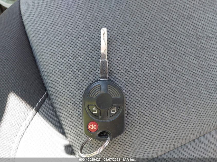VIN 1FMCU9GD0HUC77858 2017 FORD ESCAPE SE