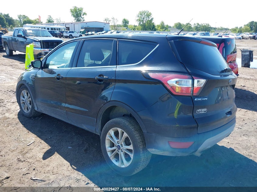 VIN 1FMCU9GD0HUC77858 2017 FORD ESCAPE SE