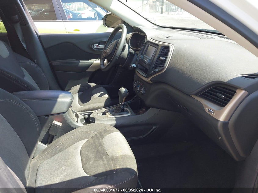 VIN 1C4PJLCB4JD556896 2018 JEEP CHEROKEE LATITUDE FWD