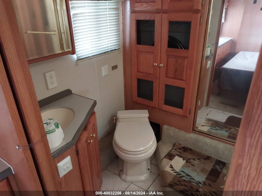 2002 Monaco Diplomat 40Dst VIN: 1RF22464722020279 Lot: 40032256