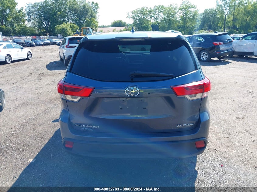 VIN 5TDJZRFH2JS806142 2018 TOYOTA HIGHLANDER XLE