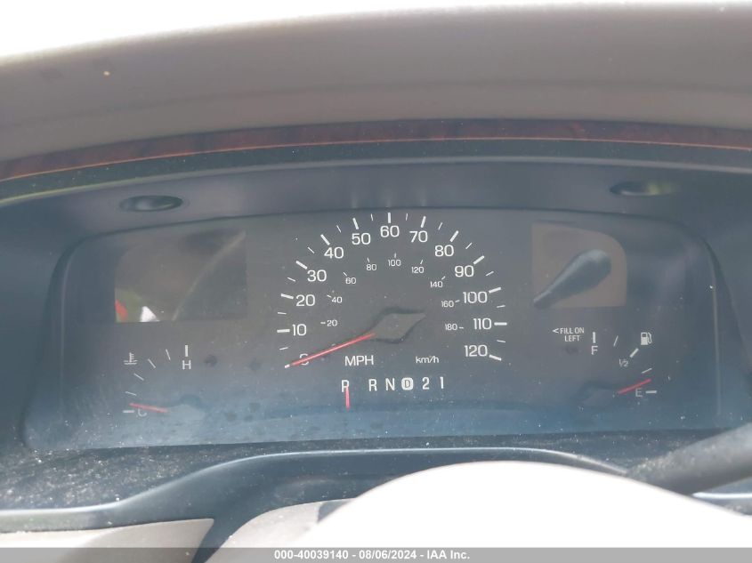 1999 Lincoln Town Car Executive VIN: 1LNHM81W5XY701813 Lot: 40039140