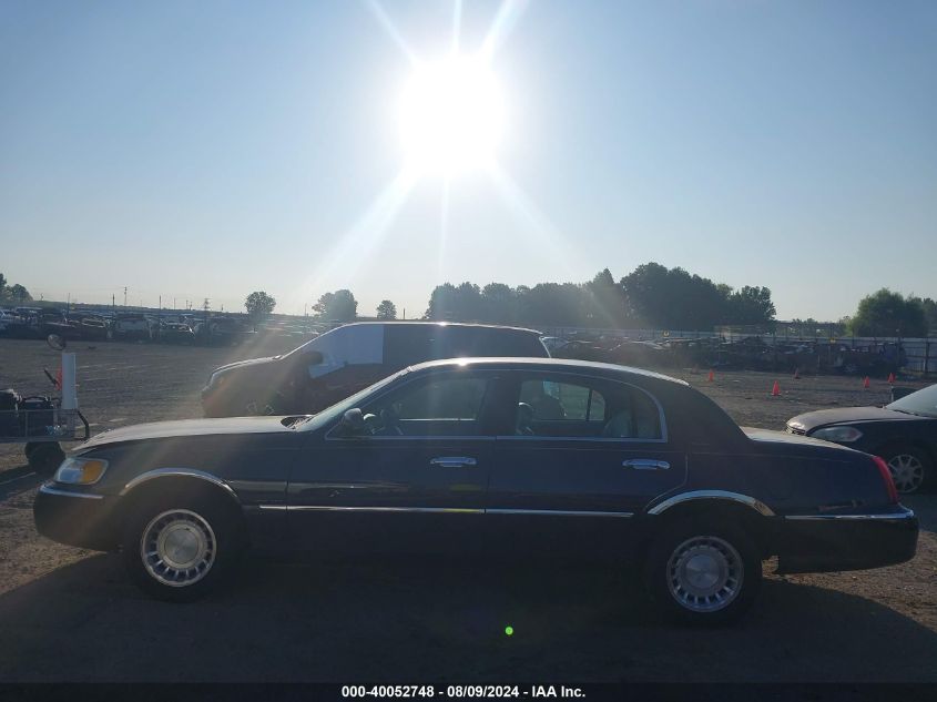 2002 Lincoln Town Car Executive VIN: 1LNHM81W42Y671471 Lot: 40052748